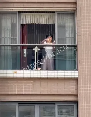 富婆高空撒钱